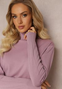 Renee - Różowy Sweter Golf o Dopasowanym Fasonie z Wiskozą Nalexa. Typ kołnierza: golf. Kolor: różowy. Materiał: wiskoza. Długość rękawa: długi rękaw. Długość: długie. Sezon: zima, jesień. Styl: klasyczny