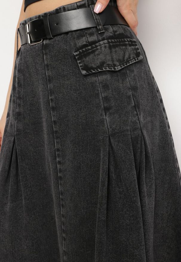 Born2be - Czarna Jeansowa Spódnica o Rozkloszowanym Fasonie z Paskiem Firlana. Kolor: czarny. Materiał: jeans