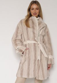 Born2be - Jasnobeżowy Futrzany Płaszcz z Wiązanym Paskiem i Ozdobnymi Sprzączkami Felryna. Okazja: na co dzień. Kolor: beżowy. Materiał: futro. Styl: klasyczny, casual, elegancki #1