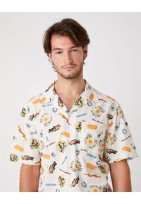 Wrangler - KOSZULA Z KRÓTKIM RĘKAWEM WRANGLER SS RESORT SHIRT PAPYRUS W5J3TUXME. Długość rękawa: krótki rękaw. Długość: krótkie