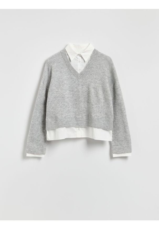 Reserved - Sweter z koszulową wstawką - jasnoszary. Kolor: szary. Materiał: wełna, dzianina