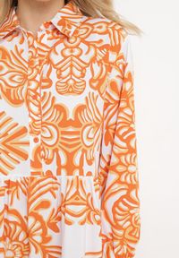 Born2be - Pomarańczowa Długa Sukienka Rozkloszowana w Ornamentalny Wzór z Falbanką Ariantise. Okazja: na co dzień. Kolor: pomarańczowy. Materiał: skóra. Sezon: lato. Styl: klasyczny, casual, elegancki. Długość: maxi #3