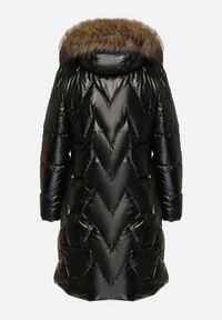 Born2be - Czarno-Brązowa Zimowa Kurtka Pikowana o Długim Kroju z Kapturem z Odpinanym Futrem Lilareen. Okazja: na co dzień. Typ kołnierza: kaptur. Kolor: czarny. Materiał: futro. Długość: długie. Sezon: zima. Styl: casual, elegancki #2