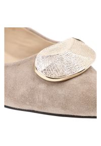 Czółenka damskie S.Barski, ze skóry naturalnej zamszowej ozdobna klamra niski obcas elegancki styl, beżowe, MR61-9027. Okazja: na co dzień. Zapięcie: klamry. Kolor: beżowy. Szerokość cholewki: normalna. Wzór: aplikacja. Materiał: skóra, zamsz. Obcas: na obcasie. Styl: elegancki. Wysokość obcasa: niski #6