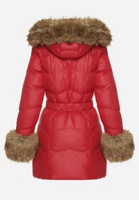 Born2be - Czerwona Pikowana Kurtka z Paskiem i Kapturem Zdobiona Futerkiem Olunelia. Okazja: na co dzień. Kolor: czerwony. Materiał: futro. Wzór: aplikacja. Styl: klasyczny, casual, elegancki #6