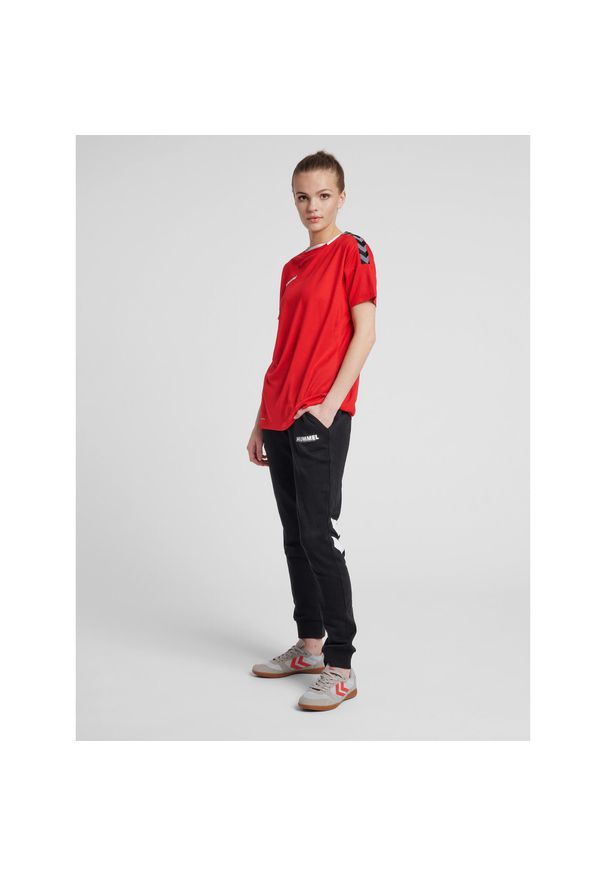 Hummel KOSZULKA DAMSKA T-shirt hmlAUTHENTIC POLY JERSEY WOMAN. Kolor: czerwony, różowy, wielokolorowy. Materiał: jersey. Sport: taniec, joga i pilates