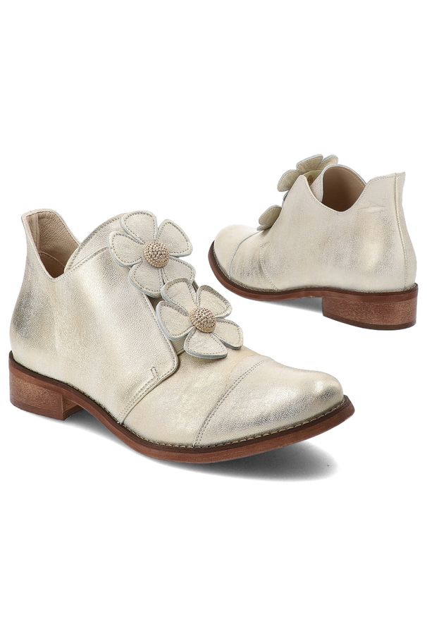 Złote Półbuty Armodo Eleganckie Obuwie Damskie Ze Skóry Naturalnej. Okazja: na co dzień. Kolor: złoty. Materiał: skóra. Wzór: aplikacja, kwiaty. Obcas: na obcasie. Styl: elegancki. Wysokość obcasa: średni