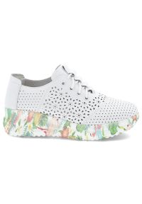 Białe Sneakersy Artiker Modne Obuwie Damskie Z Kolorową Podeszwą. Okazja: na co dzień. Zapięcie: sznurówki. Kolor: biały. Materiał: materiał. Szerokość cholewki: normalna. Wzór: kolorowy. Styl: sportowy, klasyczny, casual