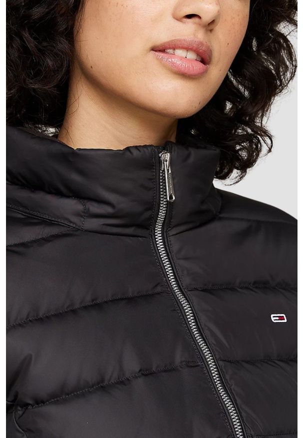 Tommy Jeans - TOMMY JEANS Czarna kurtka damska z kapturem. Typ kołnierza: kaptur. Kolor: czarny. Materiał: poliester. Długość rękawa: długi rękaw. Długość: długie