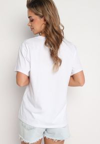 Born2be - Biały T-shirt z Bawełny z Krótkim Rękawem i Nadrukiem Nuvilla. Kolor: biały. Materiał: bawełna. Długość rękawa: krótki rękaw. Długość: krótkie. Wzór: nadruk. Sezon: lato