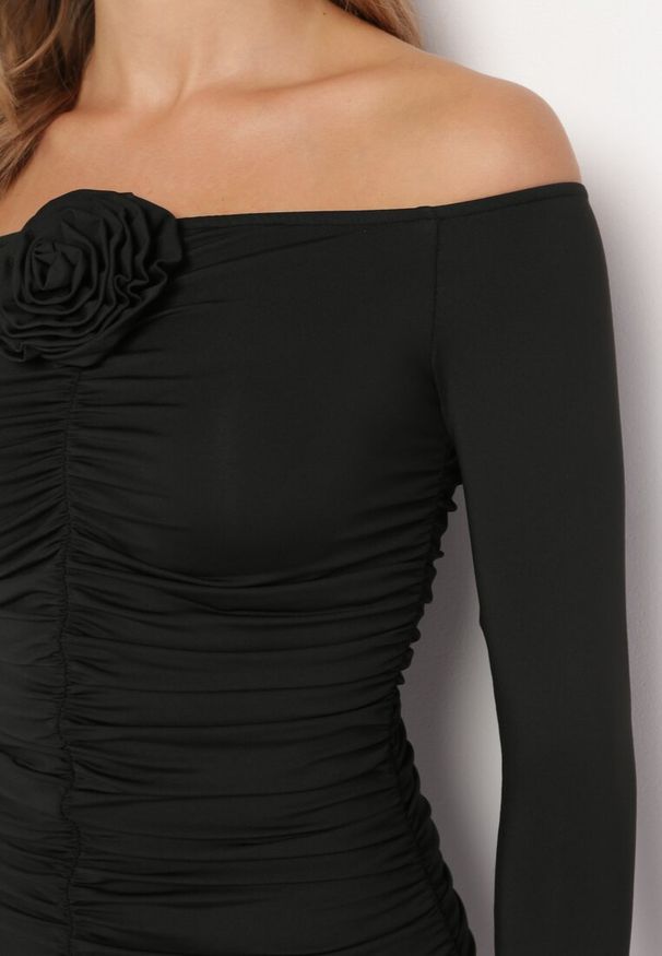 Born2be - Czarna Dopasowana Sukienka Hiszpanka z Marszczeniem i Aplikacją Kwiatu Orsa. Okazja: na co dzień. Typ kołnierza: dekolt hiszpanka. Kolor: czarny. Materiał: wiskoza. Wzór: kwiaty, aplikacja. Styl: elegancki, casual