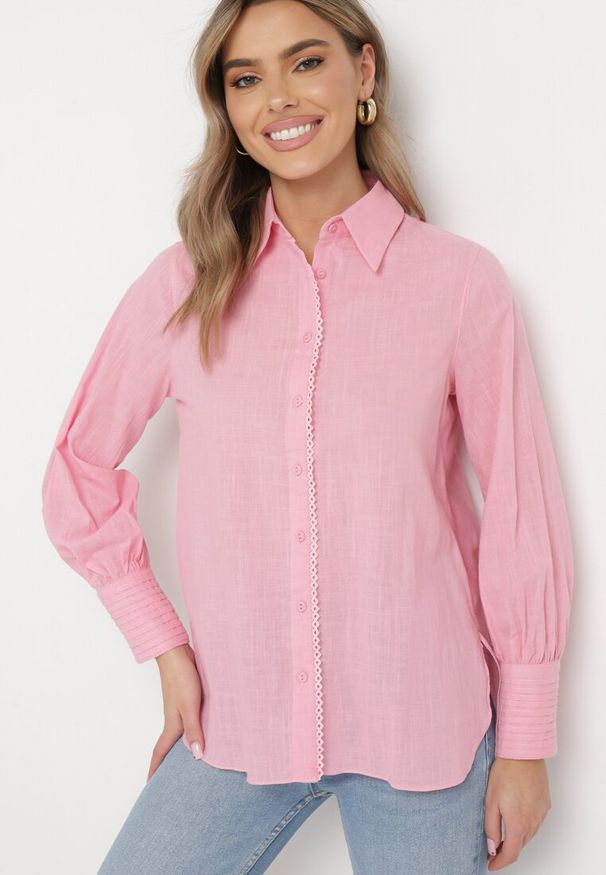 Born2be - Różowa Bawełniana Koszula z Delikatnymi Haftowanymi Wstawkami Leordia. Kolor: różowy. Materiał: bawełna. Wzór: haft