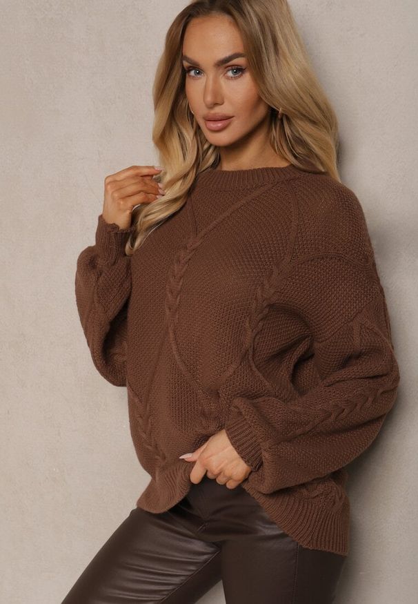 Renee - Brązowy Sweter z Ozdobnym Tłoczeniem i Ściągaczami Temariel. Okazja: na spotkanie biznesowe, do pracy. Kolor: brązowy. Materiał: jeans. Długość rękawa: długi rękaw. Długość: długie. Wzór: geometria. Styl: biznesowy, elegancki
