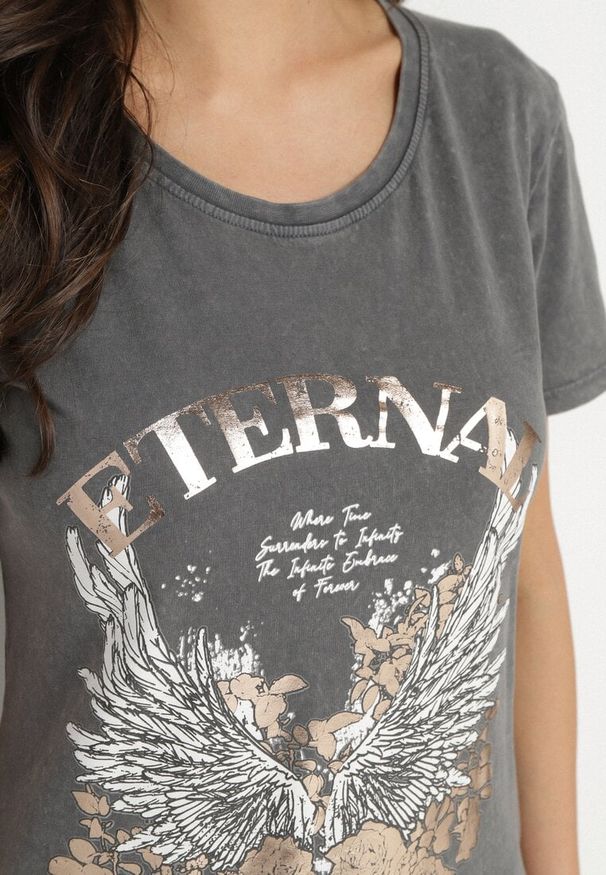 Born2be - Ciemnoszary T-shirt z Bawełny z Nadrukiem Erenova. Okazja: na co dzień. Kolor: szary. Materiał: bawełna. Wzór: nadruk. Styl: klasyczny, casual