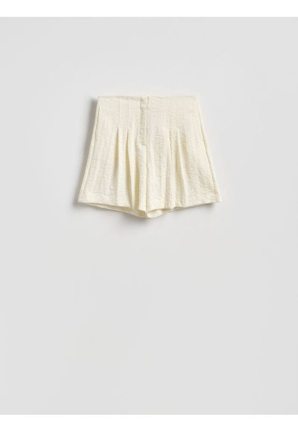 Reserved - Szorty z zakładkami - biały. Kolor: biały. Materiał: wiskoza, tkanina