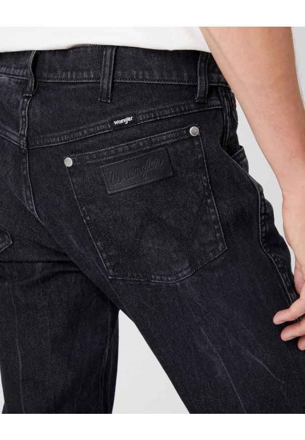 Wrangler - WRANGLER LARSTON MĘSKIE SPODNIE JEANSOWE JEANS BASS BLACK W18S3018O 112326029
