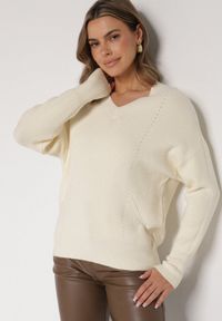 Born2be - Jasnobeżowy Sweter z Domieszką Kaszmiru z Dekoltem w Serek Feralaine. Okazja: na co dzień, na spotkanie biznesowe. Typ kołnierza: dekolt w serek. Kolor: beżowy. Materiał: kaszmir. Styl: biznesowy, klasyczny, casual, elegancki #4