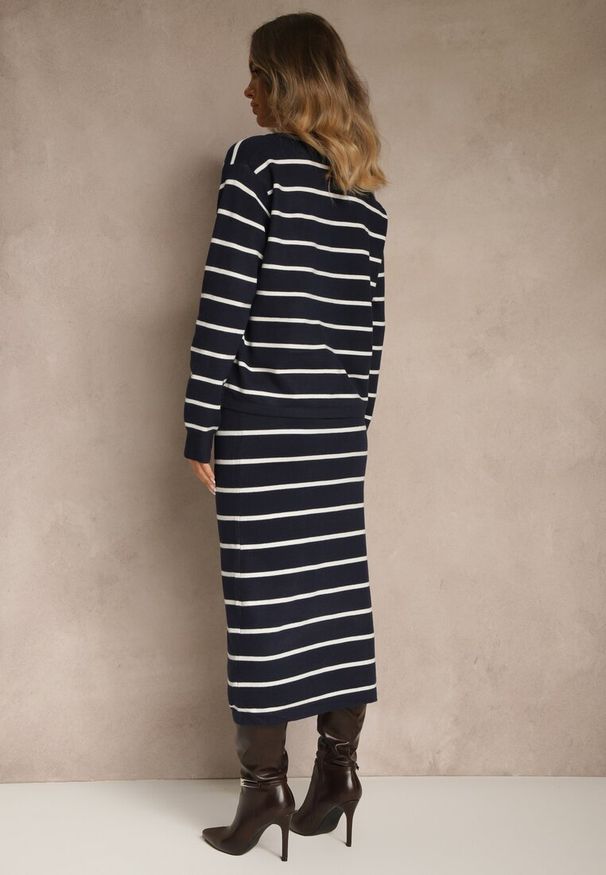 Renee - Granatowy Komplet z Wiskozą Spódnica i Bluzka z Guzikami Ozdobione Paskami Forrive. Kolor: niebieski. Materiał: wiskoza. Wzór: aplikacja