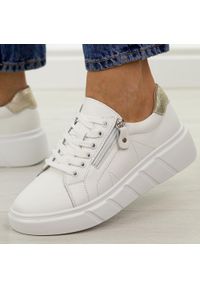 Białe skórzane półbuty damskie na platformie Jezzi 18-20. Okazja: na co dzień. Zapięcie: sznurówki. Kolor: biały. Materiał: skóra. Szerokość cholewki: normalna. Sezon: wiosna, jesień, lato. Obcas: na platformie. Styl: casual, elegancki, sportowy, klasyczny #1