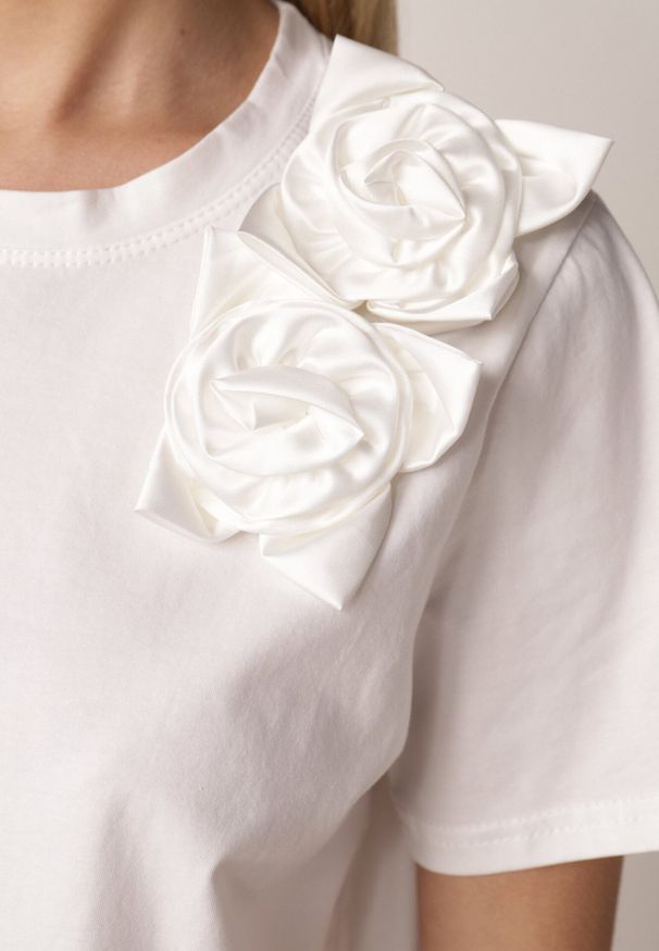 Born2be - Biały Klasyczny T-shirt z Bawełny Zdobiony Aplikacją 3D w Kształcie Kwiatów Noebel. Okazja: na co dzień. Kolor: biały. Materiał: bawełna. Wzór: kwiaty, aplikacja. Sezon: lato. Styl: klasyczny