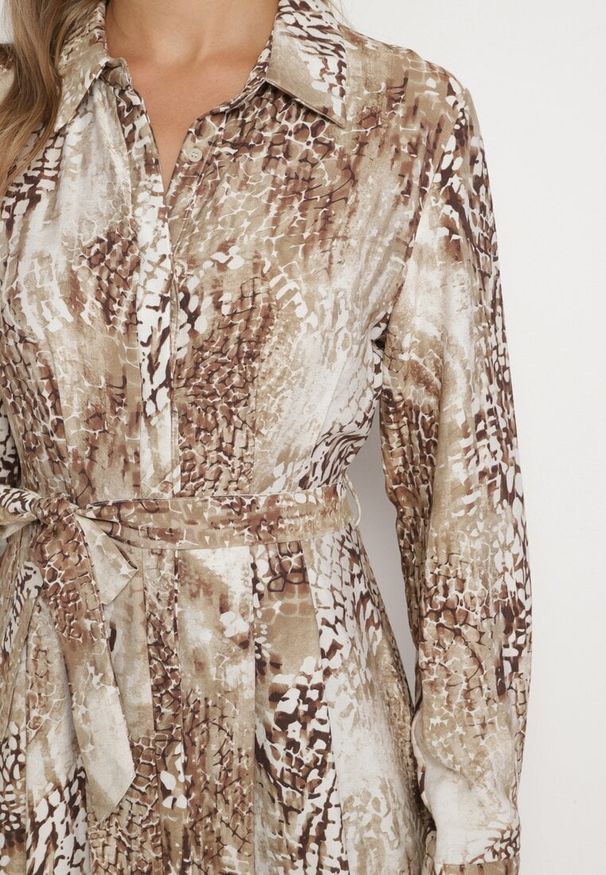 Born2be - Brązowa Sukienka z Wiskozy o Koszulowym Kroju z Paskiem i Wzorem Krokodyla Daivian. Okazja: na co dzień, na spotkanie biznesowe. Typ kołnierza: kołnierzyk klasyczny. Kolor: brązowy. Materiał: wiskoza. Typ sukienki: koszulowe. Styl: casual, biznesowy, klasyczny