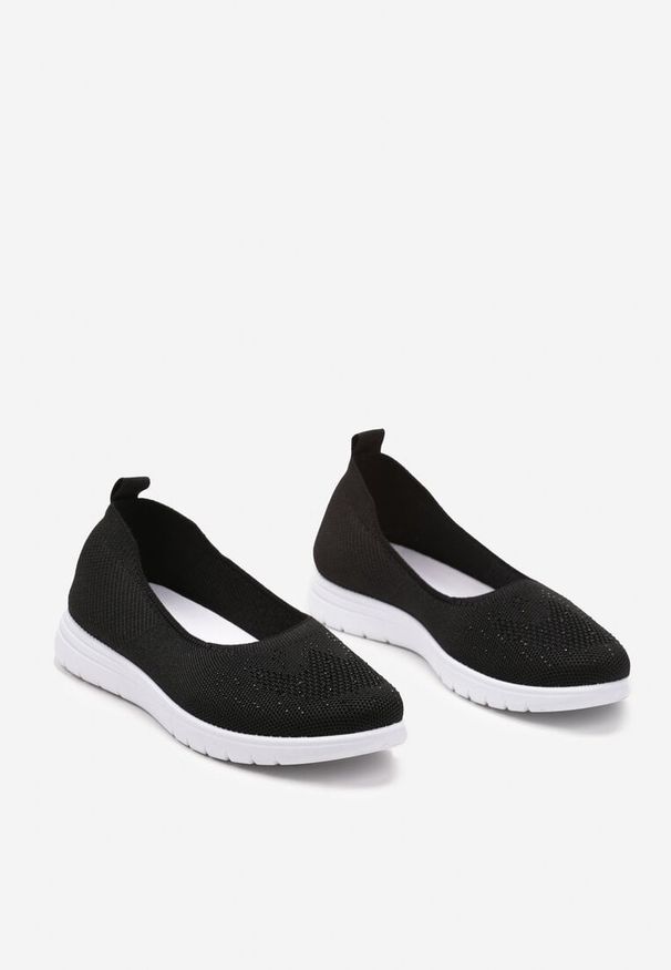 Born2be - Czarne Wsuwane Tenisówki na Płaskiej Podeszwie Zdobione Imitacją Cyrkonii Foviana. Okazja: na co dzień. Zapięcie: bez zapięcia. Kolor: czarny. Materiał: jeans. Wzór: aplikacja. Obcas: na płaskiej podeszwie. Styl: casual