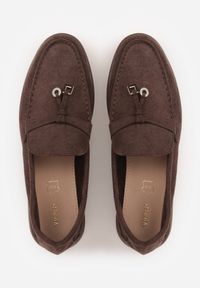 Born2be - Ciemnobrązowe Lekkie Mokasyny VICES z Metalowymi Ozdobami i Skórzaną Wkladką Adrialee. Nosek buta: okrągły. Kolor: brązowy. Materiał: skóra. Wzór: aplikacja. Obcas: na obcasie. Styl: klasyczny. Wysokość obcasa: niski #6