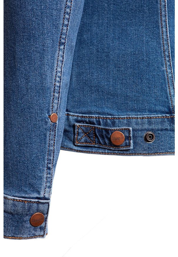 Wrangler - KURTKA JEANSOWA WRANGLER REGULAR JACKET MIDSTONE W44323091 112128853. Typ kołnierza: kaptur. Materiał: jeans. Wzór: aplikacja, nadruk. Sezon: jesień, lato. Styl: klasyczny, elegancki