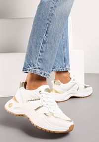Renee - Białe Sneakersy z Tłoczonego Materiału z Brokatowymi i Metalicznymi Wstawkami Thermia. Kolor: biały. Materiał: materiał. Szerokość cholewki: normalna #1