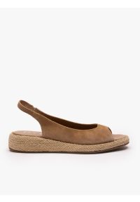 Ryłko - Jasnobrązowe wsuwane sandały. Okazja: na co dzień. Nosek buta: okrągły. Zapięcie: bez zapięcia. Kolor: brązowy. Materiał: skóra, welur. Sezon: lato. Obcas: na koturnie. Styl: casual, street, klasyczny, wakacyjny #1