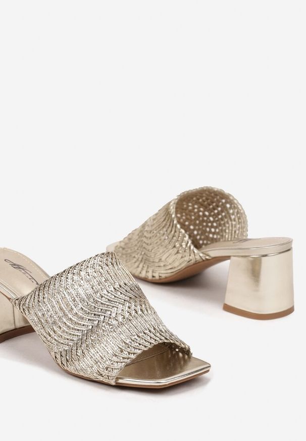 Renee - Złote Klapki na Słupku z Plecioną Cholewką Rivevelia. Okazja: na co dzień. Nosek buta: otwarty. Kolor: złoty. Materiał: jeans. Obcas: na słupku. Styl: casual, elegancki