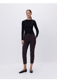 Reserved - Spodnie cygaretki z paskiem - ciemnobrązowy. Kolor: brązowy. Materiał: bawełna, tkanina