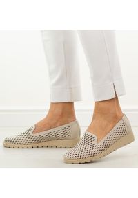 Beżowe ażurowe półbuty damskie Jezzi 1628-23. Okazja: na co dzień. Kolor: beżowy. Materiał: skóra. Szerokość cholewki: normalna. Wzór: ażurowy. Sezon: wiosna, jesień, lato. Obcas: na koturnie. Styl: casual, elegancki, klasyczny #1