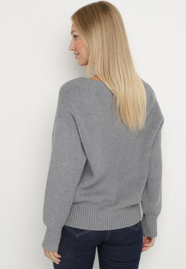 Born2be - Szary Sweter z Kaszmirem z Dekoltem w Serek Plenae. Okazja: na co dzień. Typ kołnierza: dekolt w serek. Kolor: szary. Materiał: kaszmir. Styl: casual, elegancki, klasyczny
