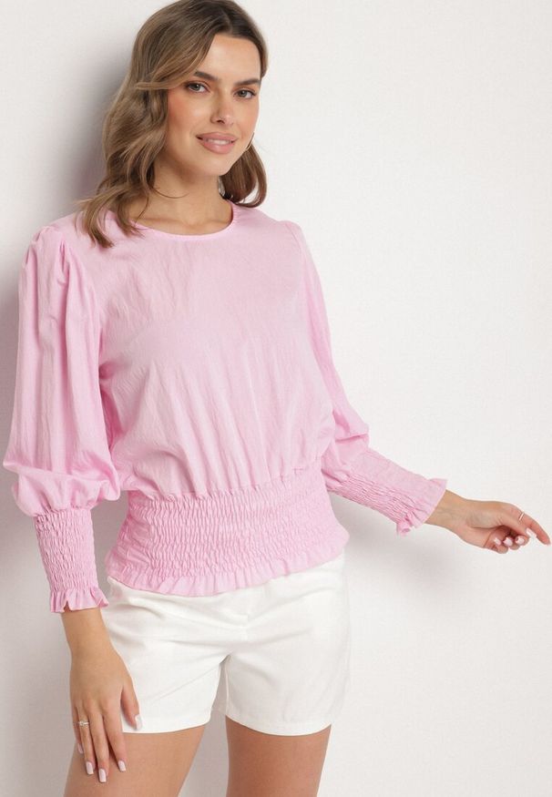 Born2be - Jasnoróżowa Bluzka z Wiskozą i Ściągaczami Velio. Okazja: na spotkanie biznesowe, na co dzień. Kolor: różowy. Materiał: wiskoza. Styl: elegancki, biznesowy, casual