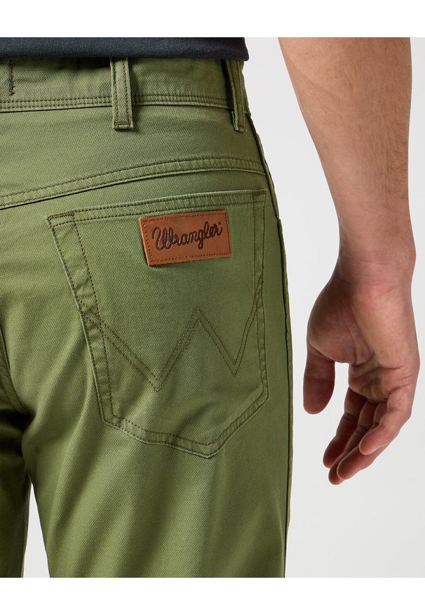 Wrangler - WRANGLER MĘSKIE SPODNIE MATERIAŁOWE TEXAS DUSTY OLIVE 112358215 W121018011. Materiał: materiał