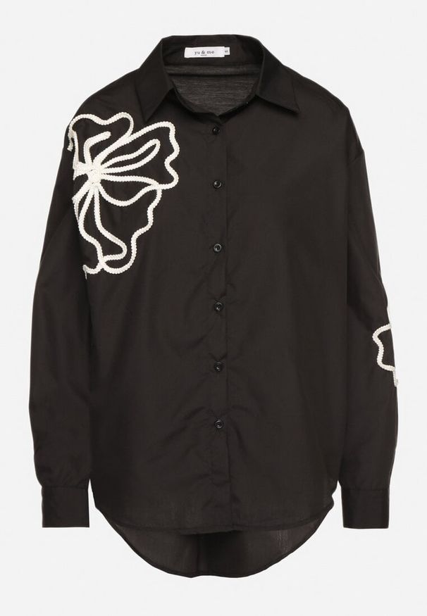 Born2be - Czarna Koszula o Kroju Oversize z Wiskozą Zdobiona Kwiatową Aplikacją Zelbia. Okazja: na co dzień. Typ kołnierza: kołnierzyk klasyczny. Kolor: czarny. Materiał: wiskoza. Długość rękawa: długi rękaw. Długość: długie. Wzór: aplikacja, kwiaty. Styl: klasyczny, casual, elegancki