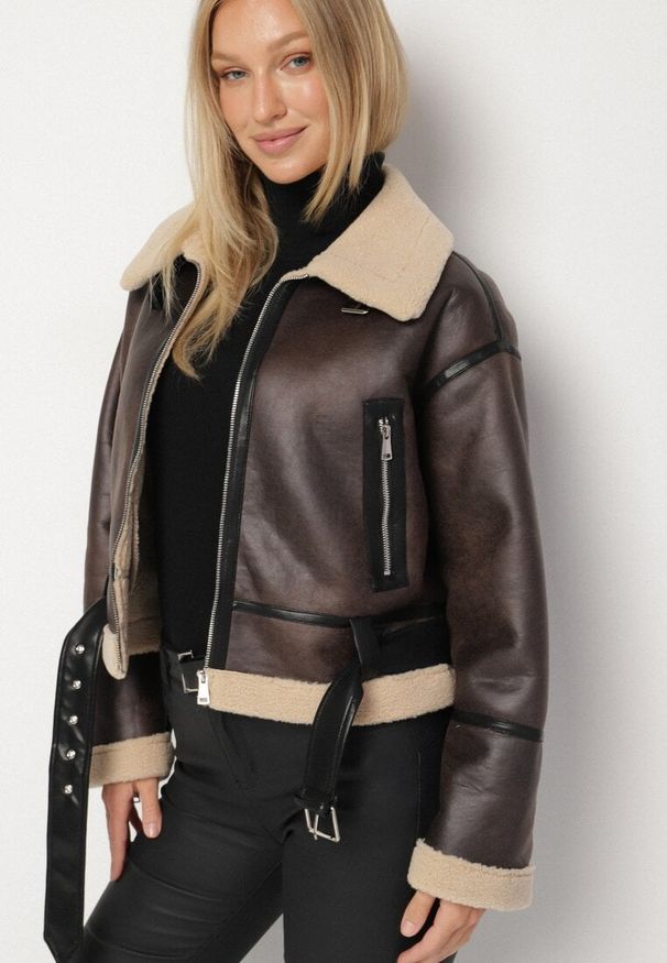 Born2be - Brązowa Kurtka Biker z Kożuszkiem i Paskiem z Klamerką Zenile. Okazja: na co dzień. Kolor: brązowy. Materiał: dzianina, jeans, poliester. Wzór: aplikacja. Styl: klasyczny, casual, rockowy, elegancki