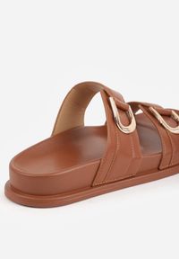 Renee - Brązowe Klapki z Metalicznymi Klamrami Eudare. Kolor: brązowy. Sezon: lato. Styl: elegancki #3