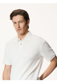 Reserved - Strukturalna koszulka polo comfort fit - złamana biel. Typ kołnierza: polo. Materiał: bawełna, dzianina #1