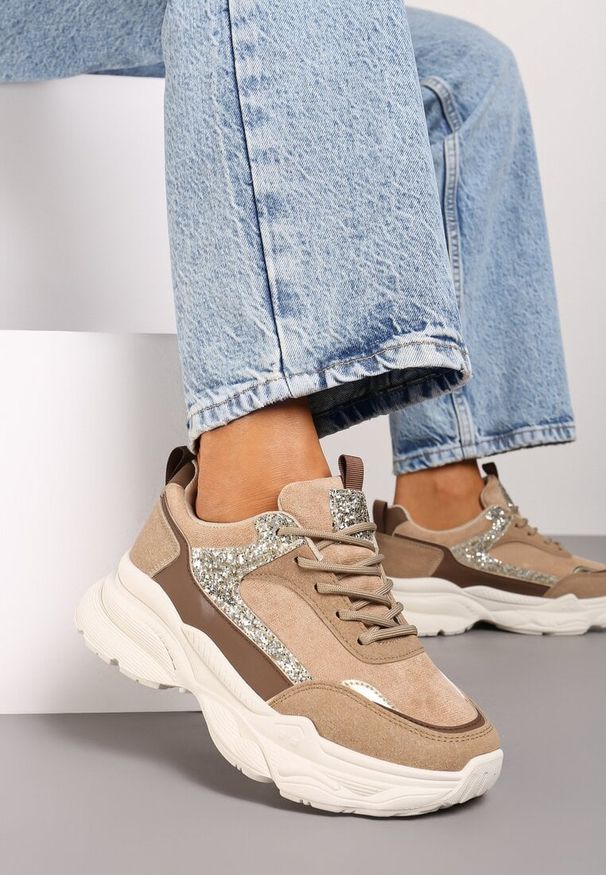 Renee - Ciemnobeżowe Sneakersy na Platformie z Tłoczeniem Ozdobione Cekinami Narisae. Okazja: na co dzień. Nosek buta: okrągły. Zapięcie: sznurówki. Kolor: beżowy. Materiał: materiał. Wzór: aplikacja. Obcas: na platformie. Wysokość obcasa: niski
