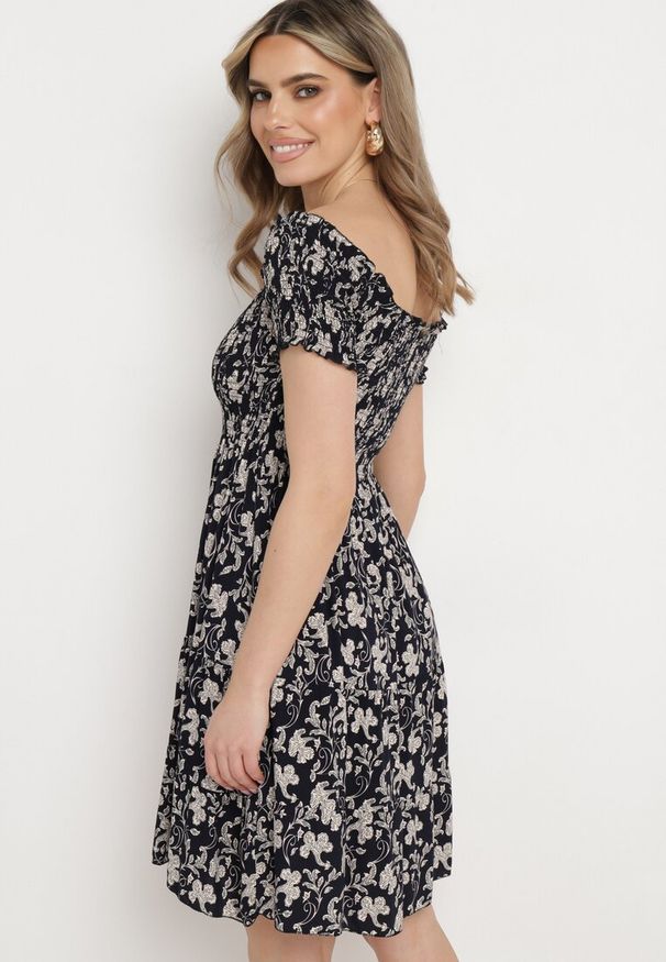 Born2be - Granatowa Bawełniana Sukienka z Dekoltem Typu Hiszpanka i Lekką Falbanką Hannesia. Okazja: na co dzień. Typ kołnierza: dekolt hiszpanka. Kolor: niebieski. Materiał: bawełna. Sezon: wiosna, lato. Styl: casual, elegancki. Długość: mini