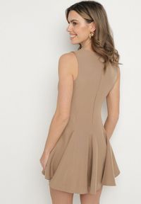 Born2be - Ciemnobeżowa Rozkloszowana Sukienka Bez Rękawów z Ozdobnymi Wiązaniami Avelkio. Okazja: na co dzień, na spacer. Kolor: beżowy. Długość rękawa: bez rękawów. Typ sukienki: rozkloszowane. Styl: casual, elegancki #6