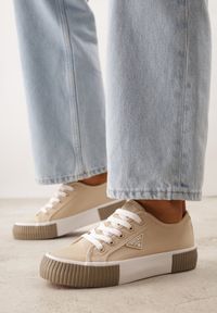 Born2be - Beżowe Trampki VICES na Grubej Podeszwie z Tłoczeniami z Trójkątną Aplikacją Bolirea. Nosek buta: okrągły. Zapięcie: sznurówki. Kolor: beżowy. Materiał: materiał. Wzór: aplikacja. Obcas: na obcasie. Wysokość obcasa: niski #1