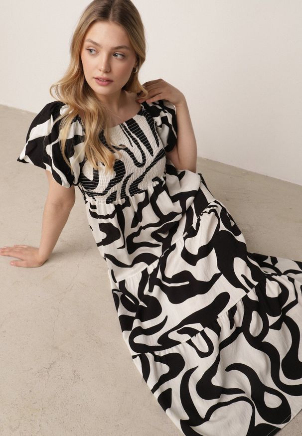 Born2be - Czarna Wiskozowa Sukienka z Bufiastymi Rękawami w Abstrakcyjny Wzór Tibee. Okazja: na co dzień. Kolor: czarny. Materiał: wiskoza. Wzór: nadruk. Typ sukienki: proste. Styl: wakacyjny, casual, elegancki