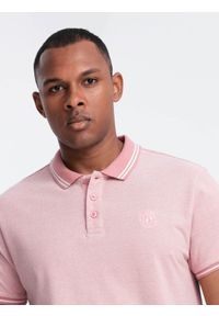 Ombre Clothing - Melanżowa koszulka męska polo z kołnierzykiem w paski – różowa V2. Okazja: na co dzień. Typ kołnierza: polo. Kolor: różowy. Materiał: bawełna. Wzór: melanż, paski. Styl: sportowy, casual #11