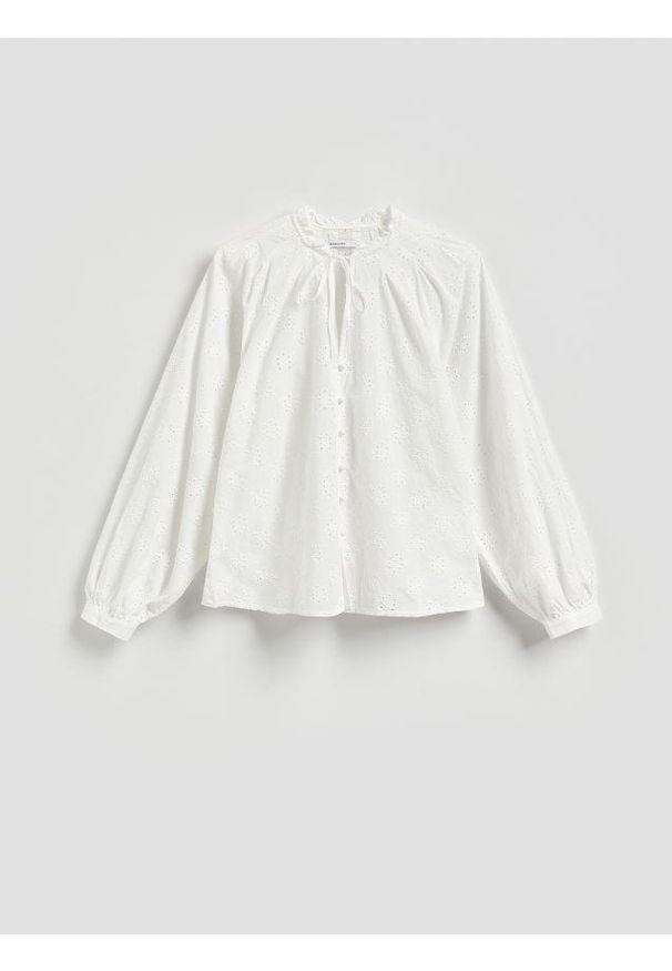 Reserved - Koszula z ażurowym wzorem - biały. Kolor: biały. Materiał: tkanina, bawełna. Wzór: ażurowy