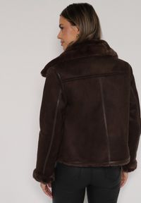 Born2be - Brązowa Kurtka Biker z Imitacji Zamszu z Futrzanymi Mankietami i Kołnierzem Awedine. Okazja: na co dzień. Kolor: brązowy. Materiał: futro, zamsz. Sezon: zima, jesień. Styl: casual, klasyczny #7