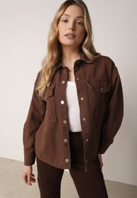 Born2be - Brązowa Bawełniana Kurtka Jeansowa o Koszulowym Kroju na Napy Yrelola. Okazja: na co dzień, do pracy. Kolor: brązowy. Materiał: jeans, bawełna. Długość: długie. Styl: casual, klasyczny #1