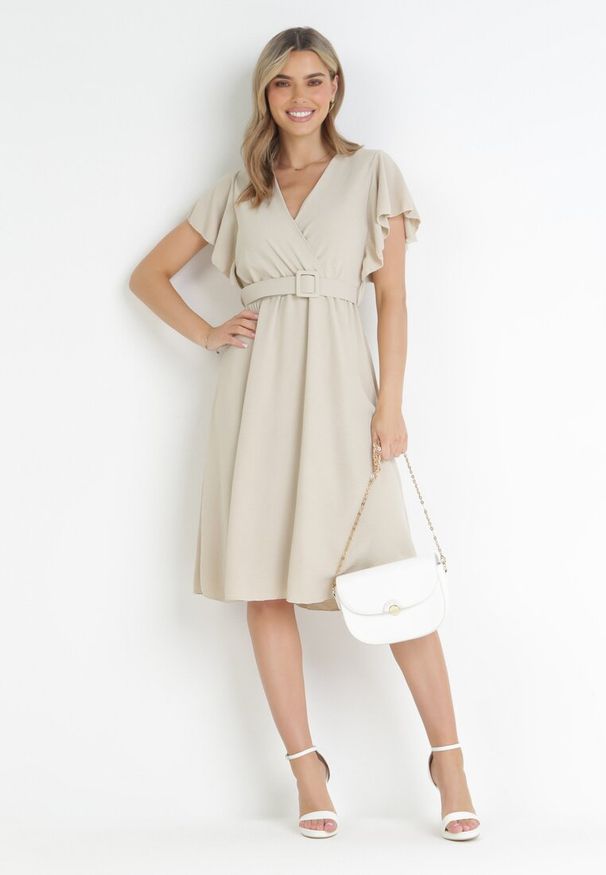 Born2be - Jasnobeżowa Sukienka z Kopertowym Dekoltem i Paskiem Sizue. Kolor: beżowy. Typ sukienki: kopertowe